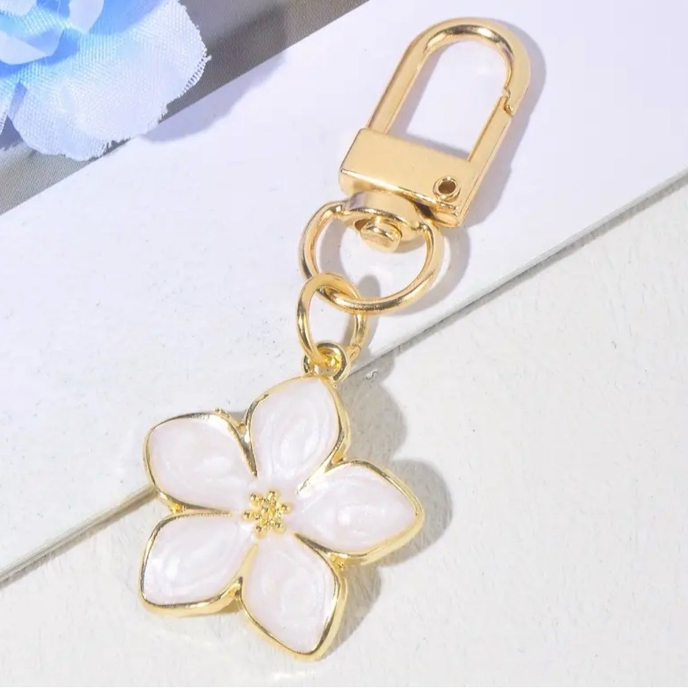Mini white daisy purse clip